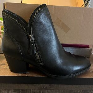 Earth brand zip ankles boots with small heel
